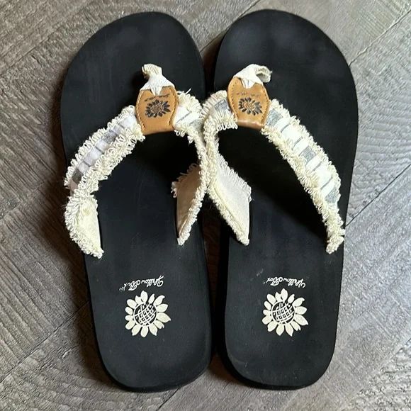 Yellow box flip-flops size 7.5 - Picture 2 of 4